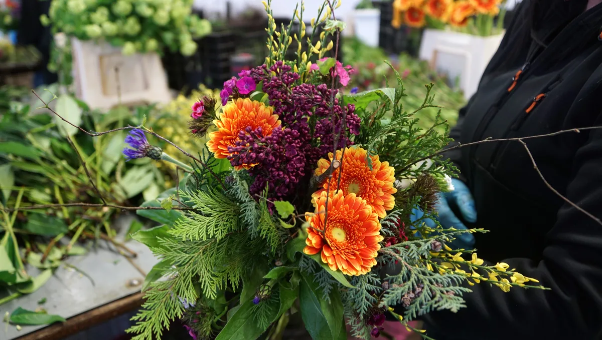 Blumenstrauss in den Händen einer Floristin